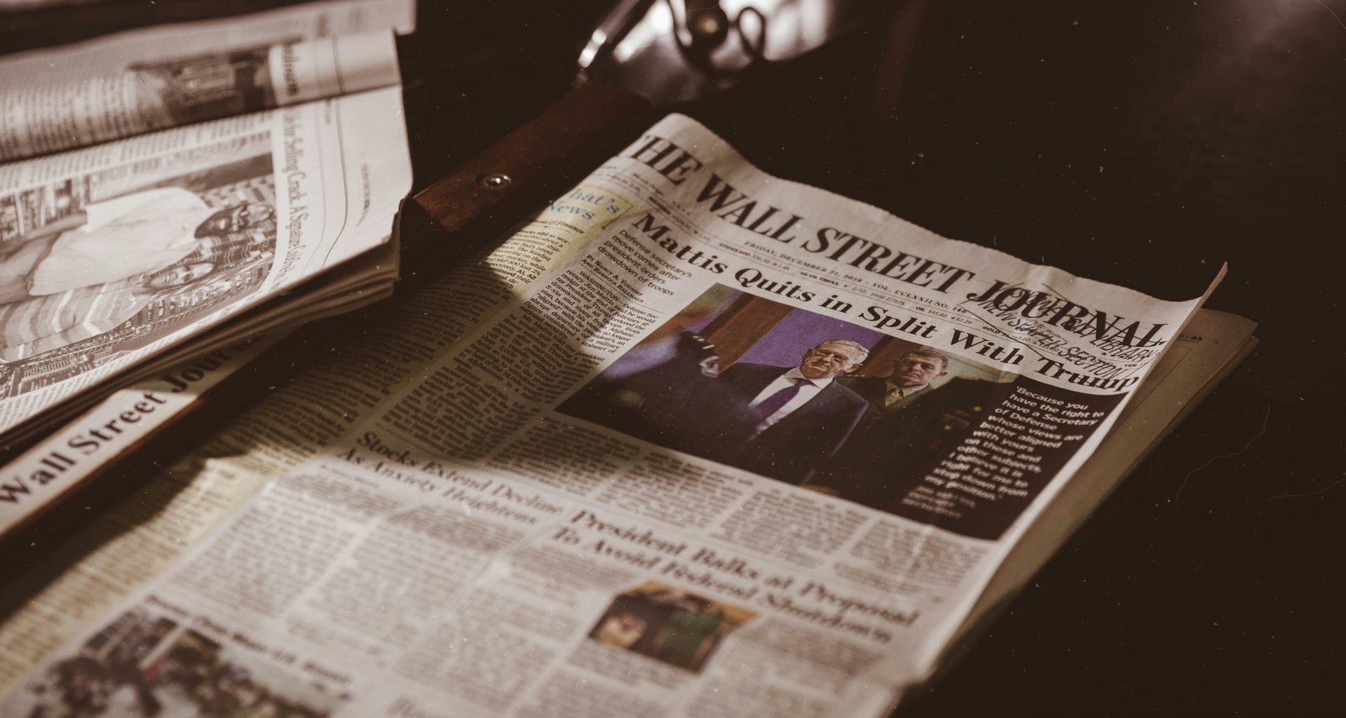 zeitung-auf-schwarzem-holztisch-aett4u0y8Qk