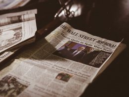 zeitung-auf-schwarzem-holztisch-aett4u0y8Qk