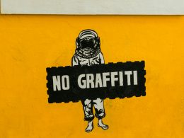 kein-graffiti-schild-an-gelb-gestrichener-wand-VrWyKyITBQs