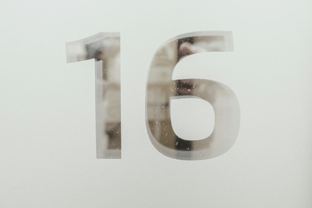 nummer-16-kunstwerk-HcZP0fDM2yc