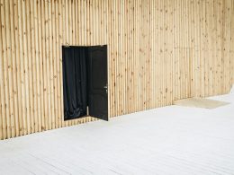 offene-schwarze-tur-2C_rzX52vcg