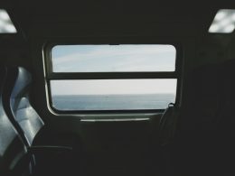 geoffnete-turverkleidung-KYrc0_GyPOg