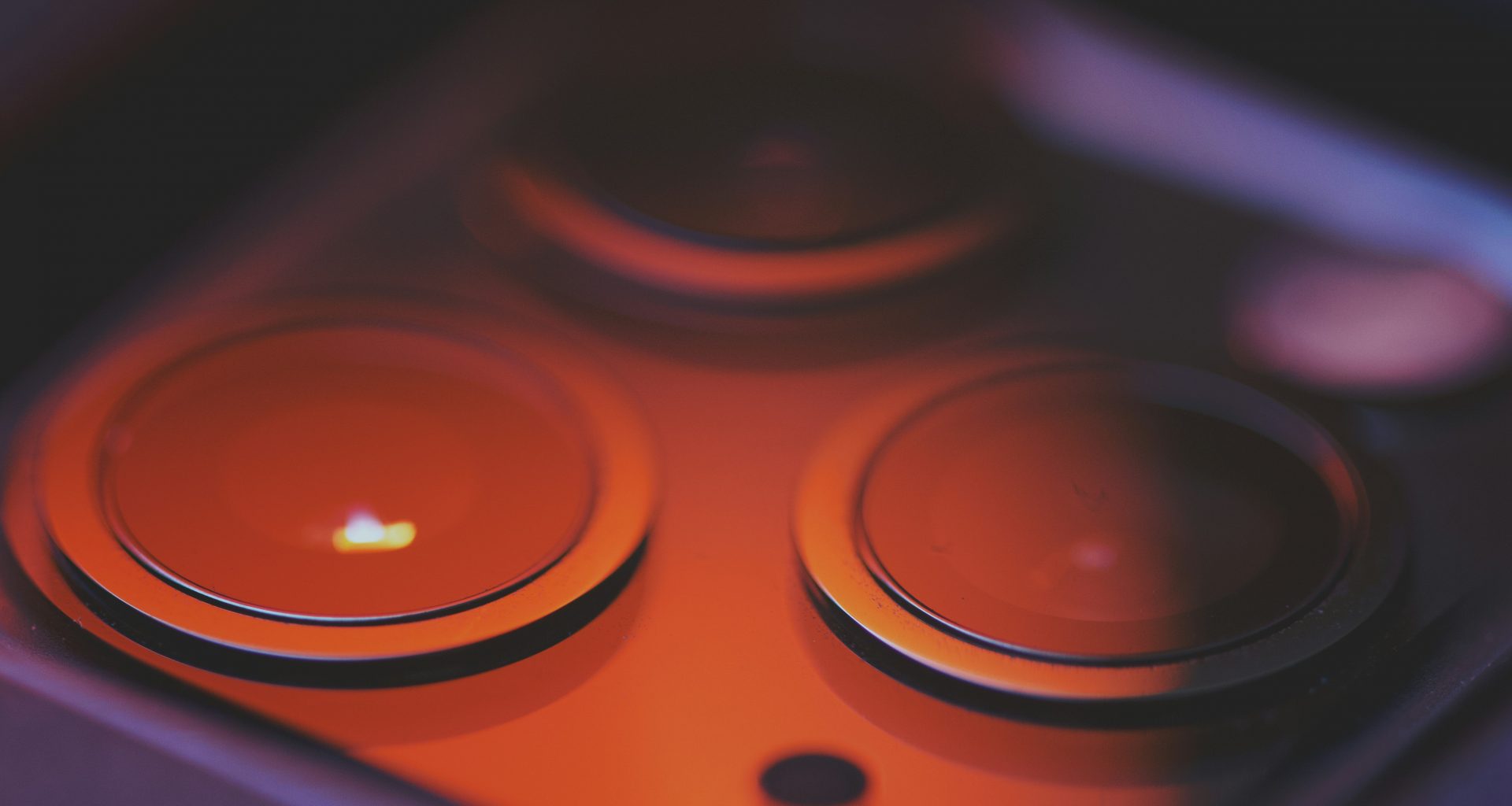 orange-und-schwarzer-gamecontroller-nVM2iHq7sAI