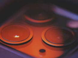 orange-und-schwarzer-gamecontroller-nVM2iHq7sAI