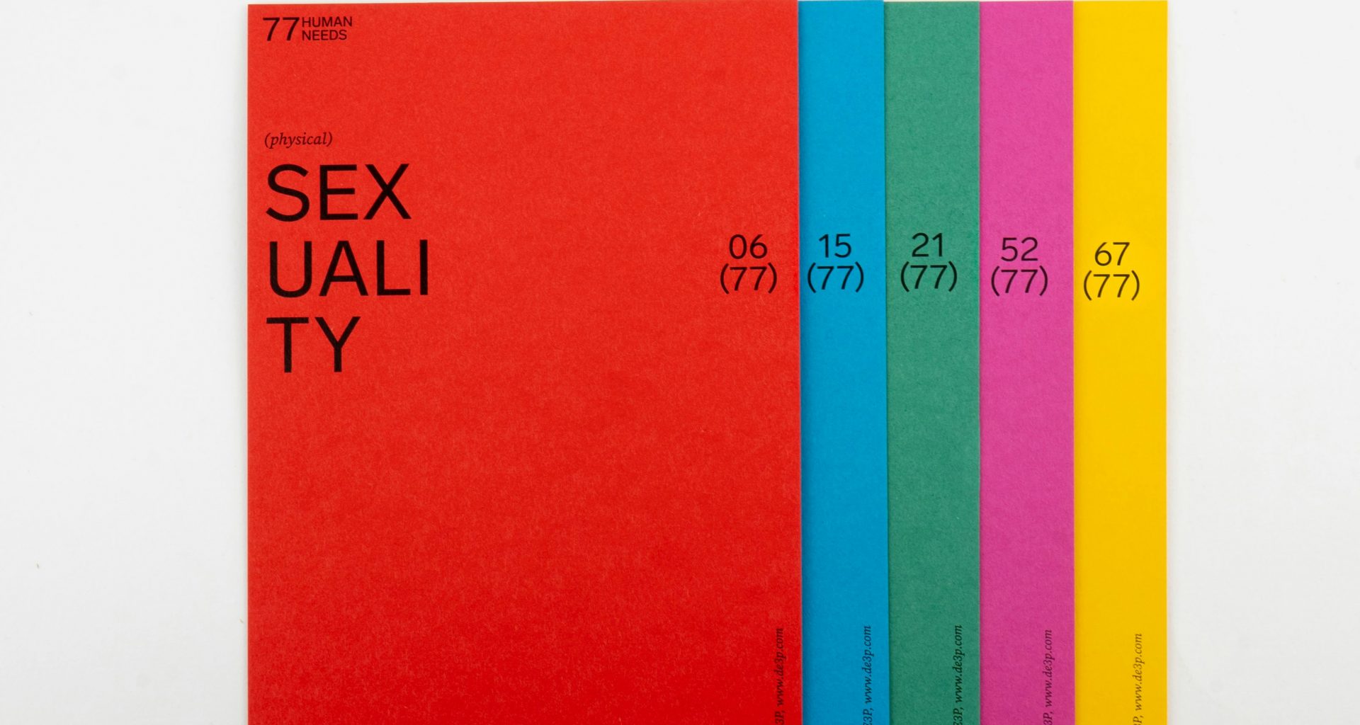 orange-blaugrun-und-rosa-gestreifte-haftnotizen-DXNO8Xdn4BU