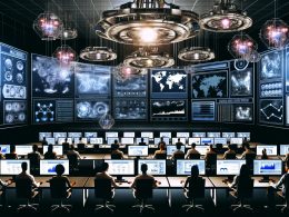 Diverse Online-Marketer studieren Conversion-Dashboards in einem futuristischen, dunkel beleuchteten Raum mit großen Bildschirmen, holografischen Roboterarmen und KI-Visualisierungen.