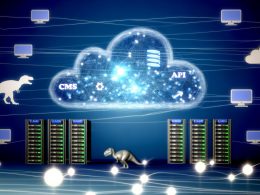 Stilisierte transparente Cloud mit Textblöcken, Vorschaubildern und API-Symbolen, umgeben von mehreren Endgeräten, während im Hintergrund klassische CMS-Logos als Dinosaurier erscheinen.