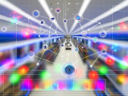 Vogelperspektive auf einen modernen Einzelhandelsladen mit verschlungenen Gängen, farbigen Kundenbewegungen, digitalen Anzeigen und dargestellten KI-Überwachungssystemen.