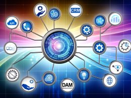 Dynamische, moderne Illustration eines zentralen CMS-Dashboards, verbunden mit CRM, E-Commerce, Marketing Automation, Analytics, DAM und PIM über farbige Datenströme und symbolische Integration durch Hände und Zahnräder auf futuristischem, technisch leuchtendem Hintergrund.