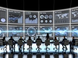 Marketing-Team arbeitet im modernen Steuerungszentrum mit großen Dashboards und Datenströmen aus verschiedensten Quellen.