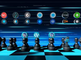 Verschiedene CMS-Logos als Schachfiguren auf digitalem Schachbrett mit Geschwindigkeitssymbolen und SEO-Icons im Hintergrund.