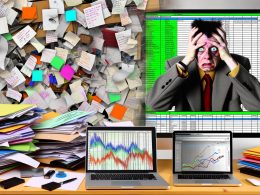 Gestresster Mitarbeiter am chaotischen Schreibtisch mit Excel-Listen und Notizen, daneben ein klares PIM-System-Interface auf einem Monitor.