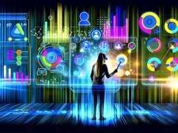 Moderne digitale Arbeitsumgebung mit mehreren Monitoren, Analyse-Tools, Heatmaps und einer Person, die eine User-Journey-Map auswertet, umgeben von Icons für CTR, Conversion Rate und Behavioral Analytics