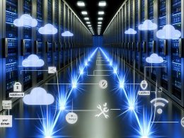 Futuristischer Serverraum mit transparenten Datenströmen, Reverse Proxy für Webanalytics, Datenschutz- und Consent-Symbolen sowie Cloud-Logos von GA4, Matomo und Piwik PRO.