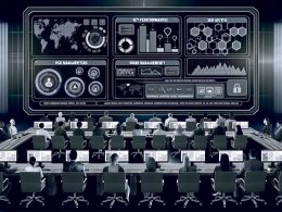 Moderne Kontrollzentrale mit großem CMS Dashboard, auf dem verschiedene Daten und Analysen angezeigt werden, flankiert von konzentriert arbeitenden Mitarbeitern.