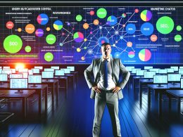 Entschlossener Marketer in modernem Büro vor digitalen Marketing-Dashboards und Netzwerk aus Nutzer-Touchpoints, technologische Arbeitsumgebung