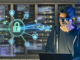 Mittlerer Mann mit Hoodie und Tech-Brille arbeitet fokussiert an einem Laptop vor Serverracks, umgeben von Monitoren mit Analytics-Visualisierungen, Datenschutzsymbolen und abstrakten Datenströmen.