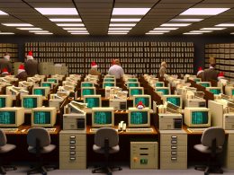 Büro einer deutschen Behörde mit alten Computern, Zivilangestellten in 90er-Outfits, Papierstapeln und einem versteckten Weihnachtswichtel zwischen Server-Regalen.