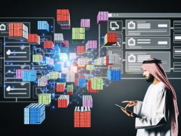 Illustration eines digitalen Arbeitsplatzes mit schwebenden, farbigen Content-Modulen, automatisierten Schnittstellen und grauen CMS-Würfeln im Hintergrund.