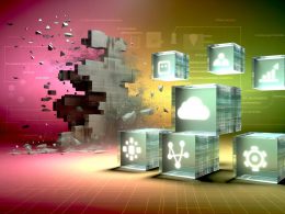 Mehrere transparente, schwebende Content-Bausteine mit Icons für moderne digitale Inhalte vor einem zerfallenden Monolithen, der alte IT-Systeme symbolisiert.