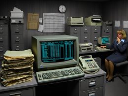 Düsteres Amtszimmer 1995 mit IBM-Computer, Nadeldrucker, Papierstapeln und resignierter Beamtin vor einem grauen Hintergrund voller Bürokratie.