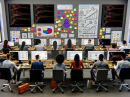 Digitales Marketing-Team diskutiert CTA-Buttons und Conversion-Analysen an Monitoren im kreativen Büro mit Whiteboards und Notizen