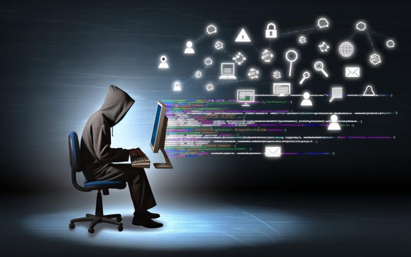 Digitale Illustration einer Kapuzenfigur am Computer mit HTML-Code, Datenströmen und Symbolen für SEO, Marketing und Analytics in moderner, sachlicher Umgebung.