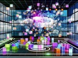 Modernes Titelbild mit leuchtendem CRM-Architekturdiagramm, bunten Data-Streams, vernetzten Servern, Warnsymbolen und Datensilos in abstrakter Büroumgebung.