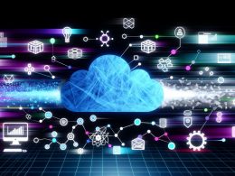 Moderne digitale Illustration mit abstrahierter Cloud, Container- und Orchestrierungssymbolen, Microservices-Blöcken, Codezeilen, Monitoringanzeigen und Zahnrädern auf dunklem techy Hintergrund.