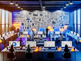 Modernes, futuristisches Marketingagentur-Büro mit Marketers an Whiteboards, großen Analytics-Screens und Testen von Call-to-Action-Buttons auf mehreren Geräten.