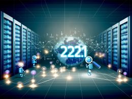 Stilisierter Serverraum mit schwebender IP-Adresse, leuchtenden Datenströmen, Nutzerfiguren, Suchmaschinen-Bots und Netzwerk-Icons in kühl-blauer Farbwelt.