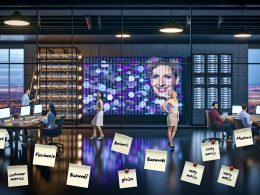 Marketer im modernen Büro analysieren komplexe Rohdaten auf großem Bildschirm, umgeben von Servern und PowerPoint-Stapeln mit Notizen.