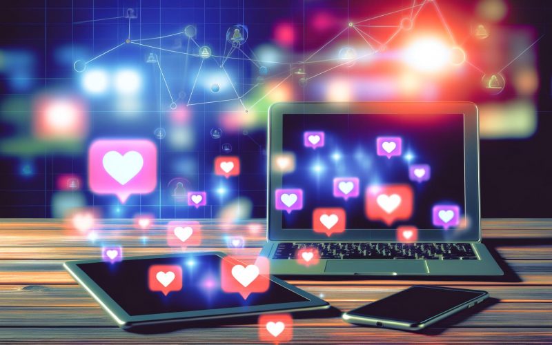 Schreibtisch mit Laptop, Tablet und Smartphone voller Social-Media-Benachrichtigungen sowie dezenten SEO-Diagrammen im Hintergrund