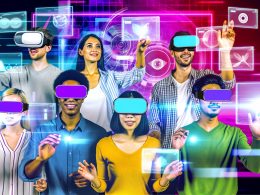 Gruppe vielfältiger Menschen erlebt in einer Hightech-Umgebung eine interaktive 3D-Werbung mit holografischen Produkten, AR-Elementen und VR/AR-Brillen, akzentuiert durch Neon und digitale Daten.