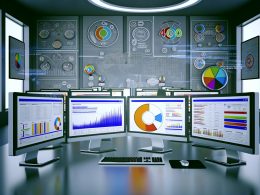 Moderner Arbeitsplatz mit mehreren Monitoren, die bunte SEO-Dashboards, Website-Audits und Logos bekannter Tools wie Screaming Frog, Sitebulb, SEMrush, Ahrefs und Deepcrawl zeigen