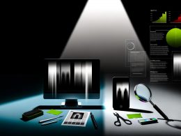 Ein Desktop-Computer und Smartphone, von weißen Spotlights beleuchtet, daneben unscharfe Schatten ihrer Oberflächen als Metapher für verborgene Schwachstellen. Dazwischen liegen Werkzeuge wie Skalpell, Lupe und digitale Grafiken für technische Analyse.