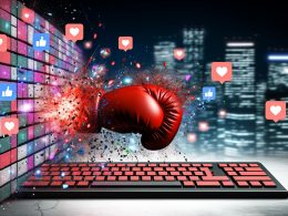 Roter Boxhandschuh trifft dynamisch auf Computertastatur, Funken und Pixel fliegen, Social-Media-Icons und Stadt im Hintergrund, kräftige Neonfarben.