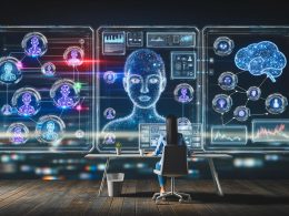 Futuristisches Kontrollzentrum mit Mensch an transparenten Bildschirmen, umgeben von leuchtenden Datenströmen, KI-Avataren und vernetzten digitalen Strukturen in dunklen Blautönen