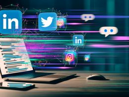 Illustration eines modernen Arbeitsplatzes mit geöffneter Social-Media-Ansicht auf einem Laptop, umgeben von Plattform-Icons, abstrakten Datenströmen und KI-Sprechblasen.