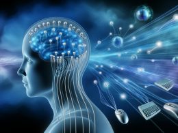 Transparenter menschlicher Kopf mit digitalen Netzwerken, verbunden mit leuchtenden Datenströmen und modernen Maschinen, während traditionelle Geräte im Hintergrund verblassen.