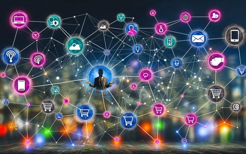 Visualisierung eines komplexen digitalen Spinnennetzes mit verschiedenen leuchtenden Omnichannel-Touchpoints, Symbolen für Kommunikation und einem stilisierten Nutzer, der die Customer Journey durchläuft.