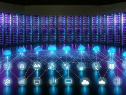 Futuristischer Serverraum mit Neonlichtern und abstrakten Symbolen für ereignisgesteuerte Microservices und veralteten, blassen Cronjob-Blättern in einer Ecke.