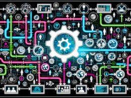 Technodystopisches Großraumbüro mit grauen Schreibtischen, Papierstapeln, 90er-Jahre-Faxgeräten, vergilbten Computern und einem bedrohlichen Monster aus Akten, Kabeln und Formularen. Im Hintergrund ein Poster mit der Aufschrift Digitalisierung.