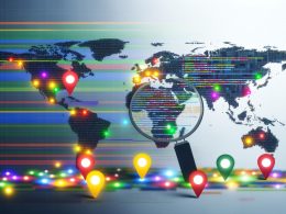 Zersplitterte, digital gestaltete Weltkarte mit hervorgehobenen Ländern, einer Lupe auf Code mit hreflang-Attributen und über der Szene schwebenden Fehler-Symbolen