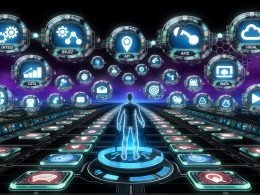 Futuristischer Arbeitsplatz 2025 mit holografischen Dashboards, Logos verschiedener Content-Management-Systeme und einem halb-digitalen Entscheider in moderner Kontrollumgebung.