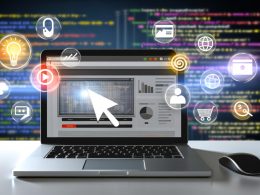 Modernes Coverbild mit Laptop und leuchtendem Webanalyse-Dashboard, umgeben von Symbolen für Events wie Klick, Scrollen, Formular, Video, Warenkorb und Datenschutz. Im Hintergrund Quellcode und Datenvisualisierungen.