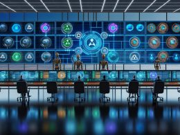 Futuristischer Kontrollraum mit digitalen Bildschirmen, die Content-Workflows, KI-Symbole, automatisierte Prozesse und menschliche Betreiber im Hintergrund zeigen.