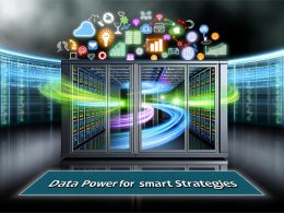 Titelbild mit gläsernem Rechenzentrum, fließenden, bunten Datenströmen, Marketing-Icons und zentraler Datenbank-Plattform vor digitalem Nebel. Groß: Schriftzug 'Data Power für smarte Strategien'.