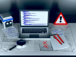 Minimalistischer Schreibtisch mit Laptop, der im Code-Editor eine robots.txt Datei mit Disallow-Befehl anzeigt, daneben Notizen, technische Skizzen, Traffic-Diagramme und Warnhinweise, die auf SEO-Risiken hinweisen.