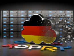 Stilisierte deutsche Flagge als Wolke, Buzzwords zerschellen an einer Serverwand mit TÜV- und BSI-Siegeln, Silhouetten internationaler Hyperscaler im Hintergrund.